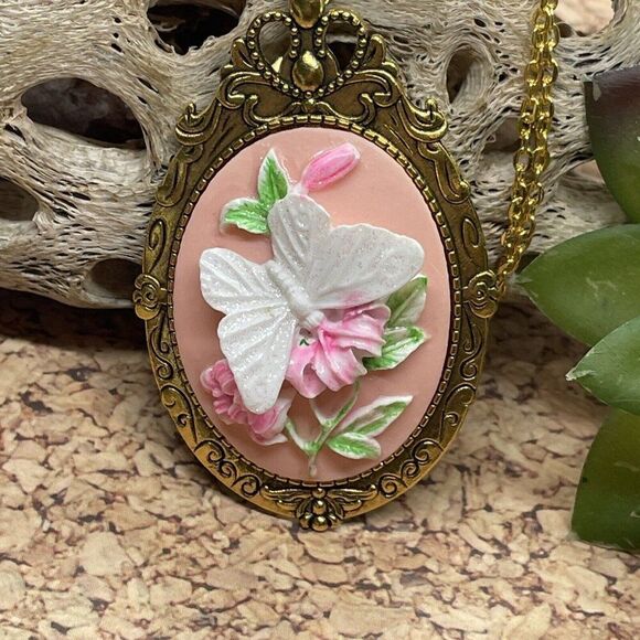 GOLD  3D BUTTERFLY CAMEO Pink  PENDANT NECKLACE Victorian Style Birthday gift - Picture 9 of 10